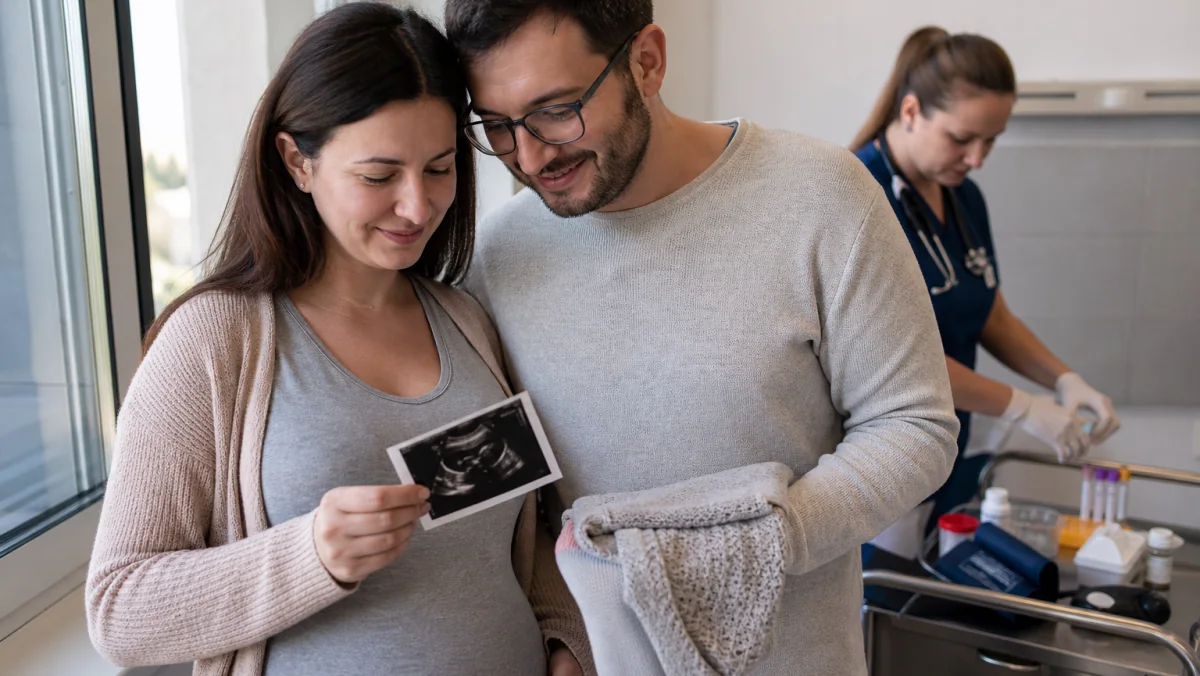Trudnica i partner na prenatalnom pregledu i savetovanju